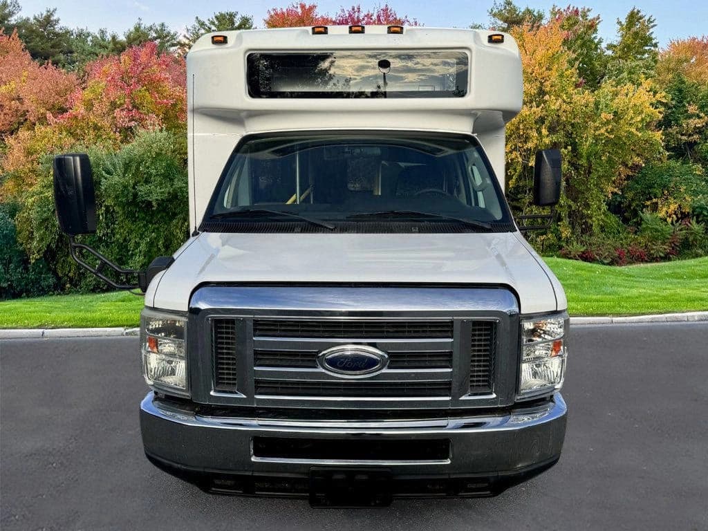 2013 Ford E-450 Shuttle Bus - Image 15