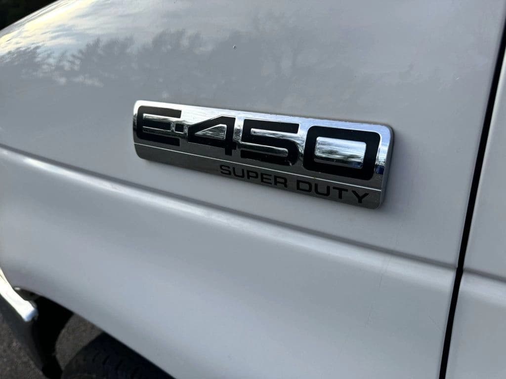 2013 Ford E-450 Shuttle Bus - Image 16