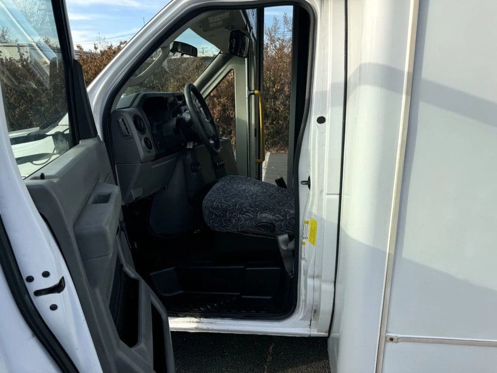 2013 Ford E-450 Shuttle Bus - Image 19