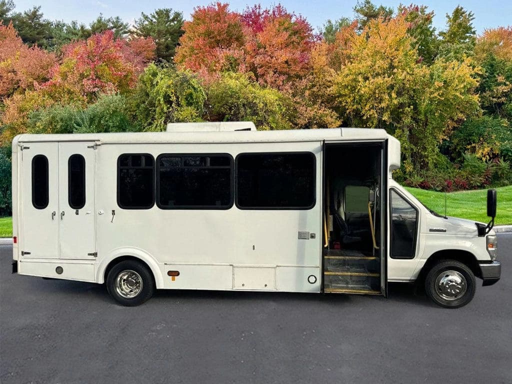 2013 Ford E-450 Shuttle Bus - Image 4