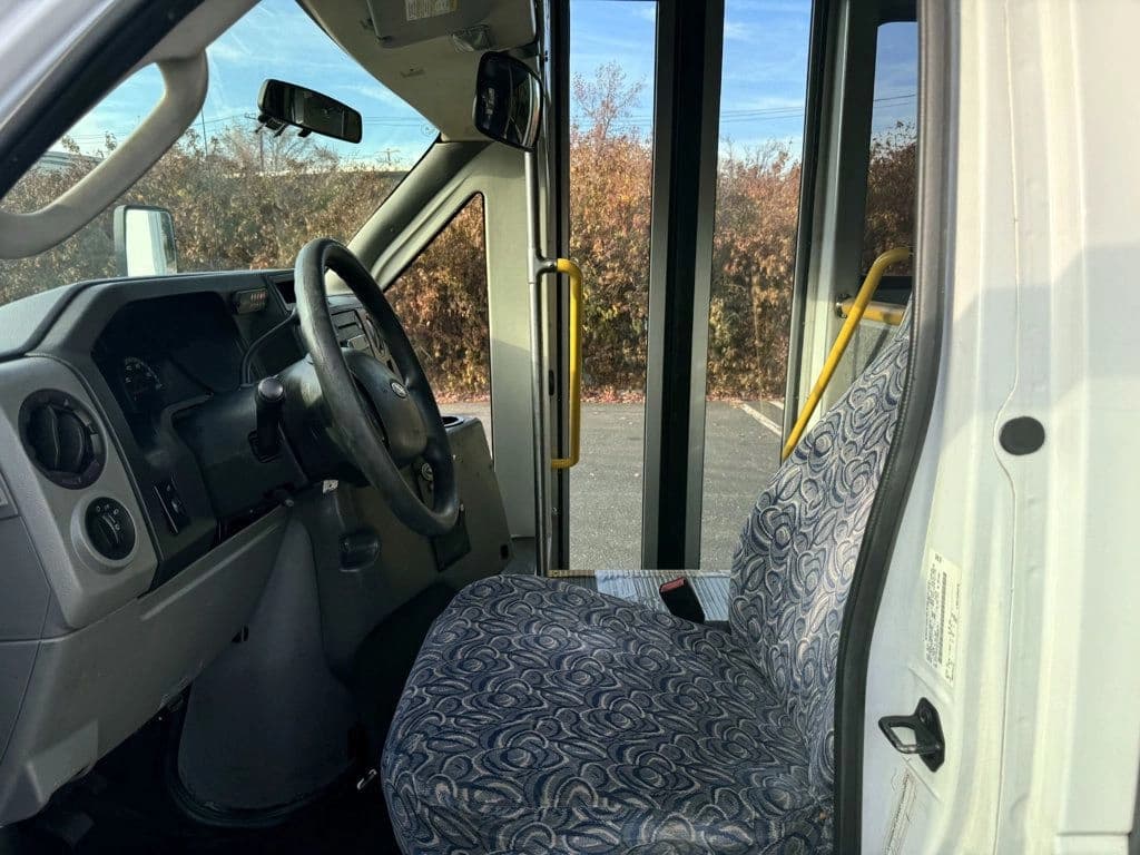 2013 Ford E-450 Shuttle Bus - Image 20