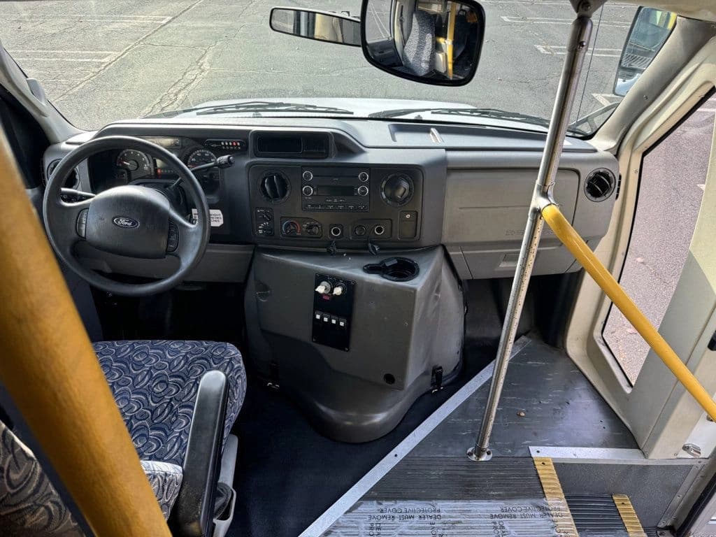 2013 Ford E-450 Shuttle Bus - Image 21