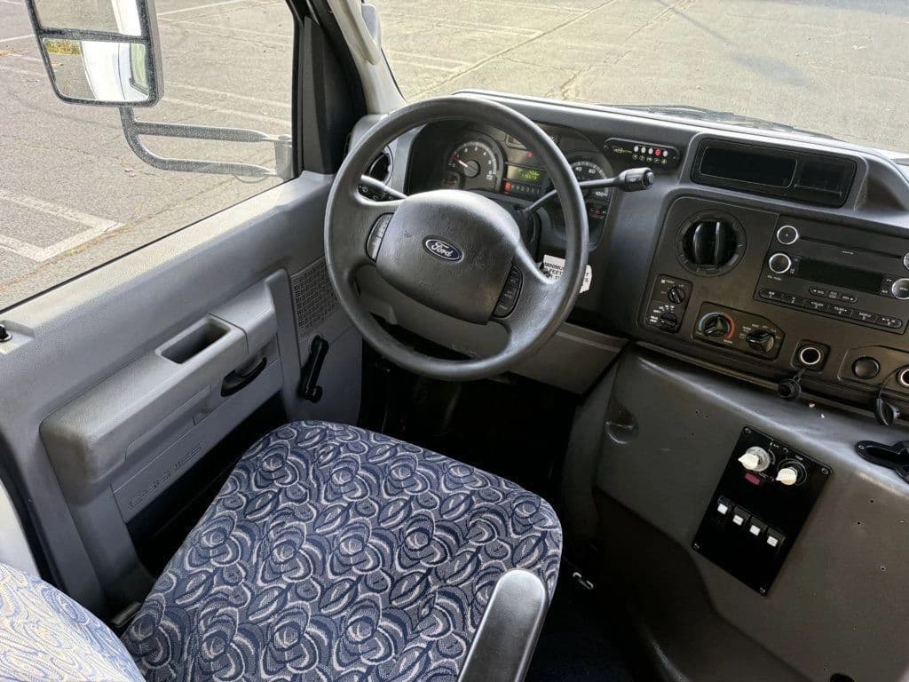 2013 Ford E-450 Shuttle Bus - Image 22