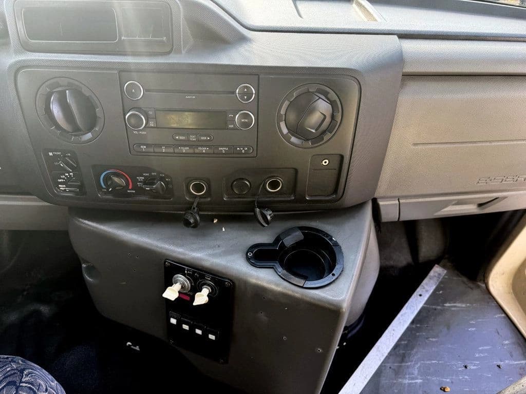 2013 Ford E-450 Shuttle Bus - Image 23