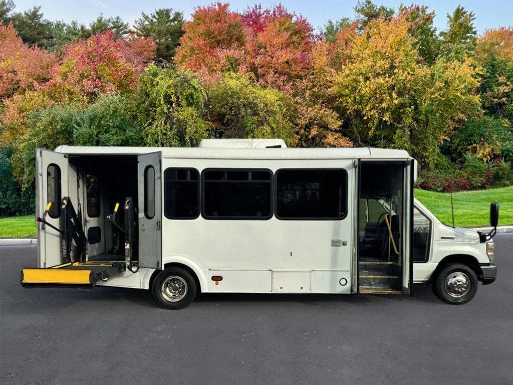 2013 Ford E-450 Shuttle Bus - Image 5