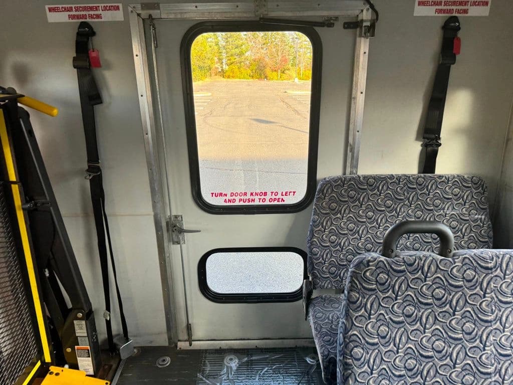 2013 Ford E-450 Shuttle Bus - Image 37