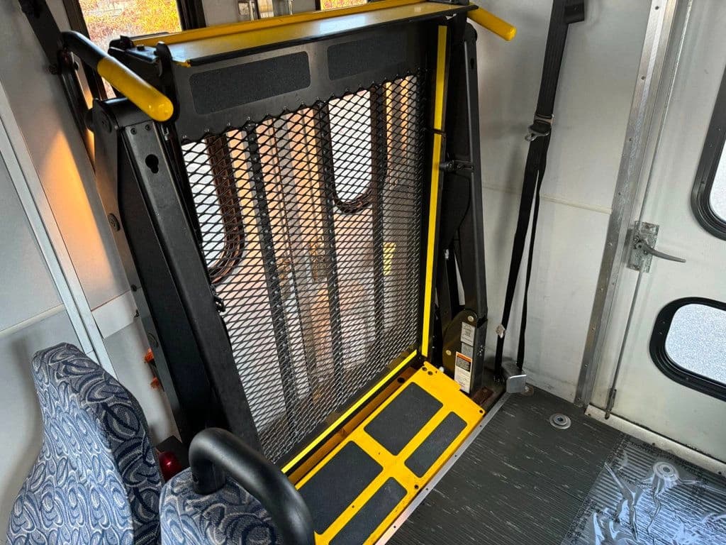2013 Ford E-450 Shuttle Bus - Image 38