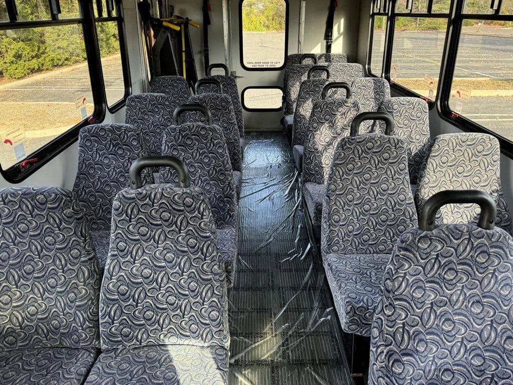 2013 Ford E-450 Shuttle Bus - Image 6