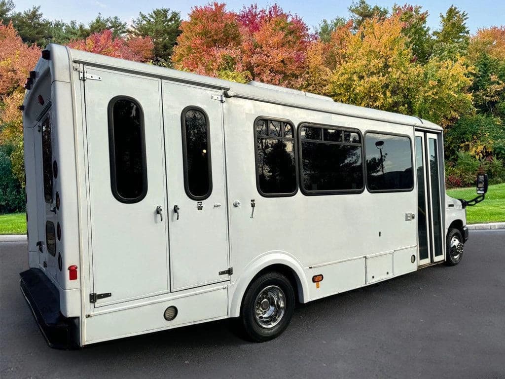 2013 Ford E-450 Shuttle Bus - Image 8