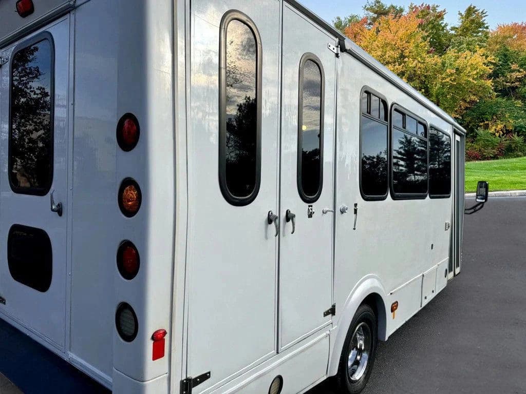 2013 Ford E-450 Shuttle Bus - Image 9