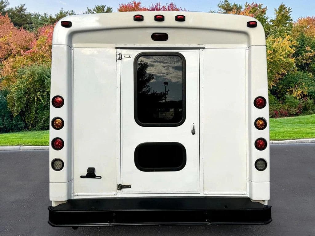 2013 Ford E-450 Shuttle Bus - Image 10