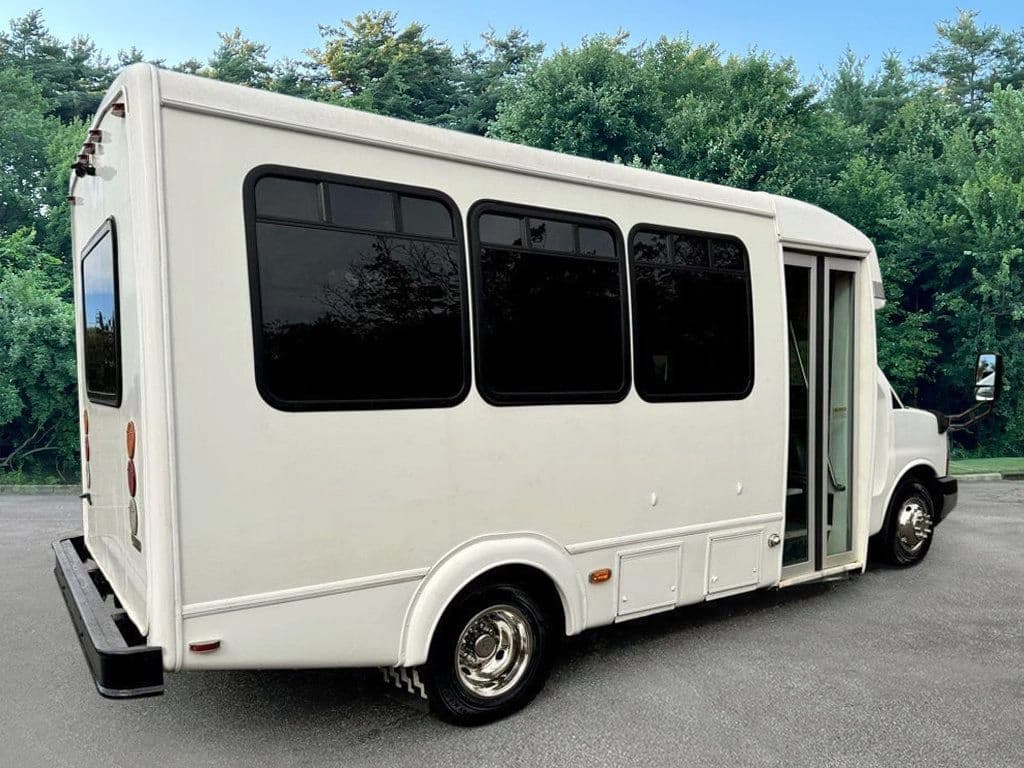 2014 Chevrolet Express 4500 Shuttle Bus - Image 10