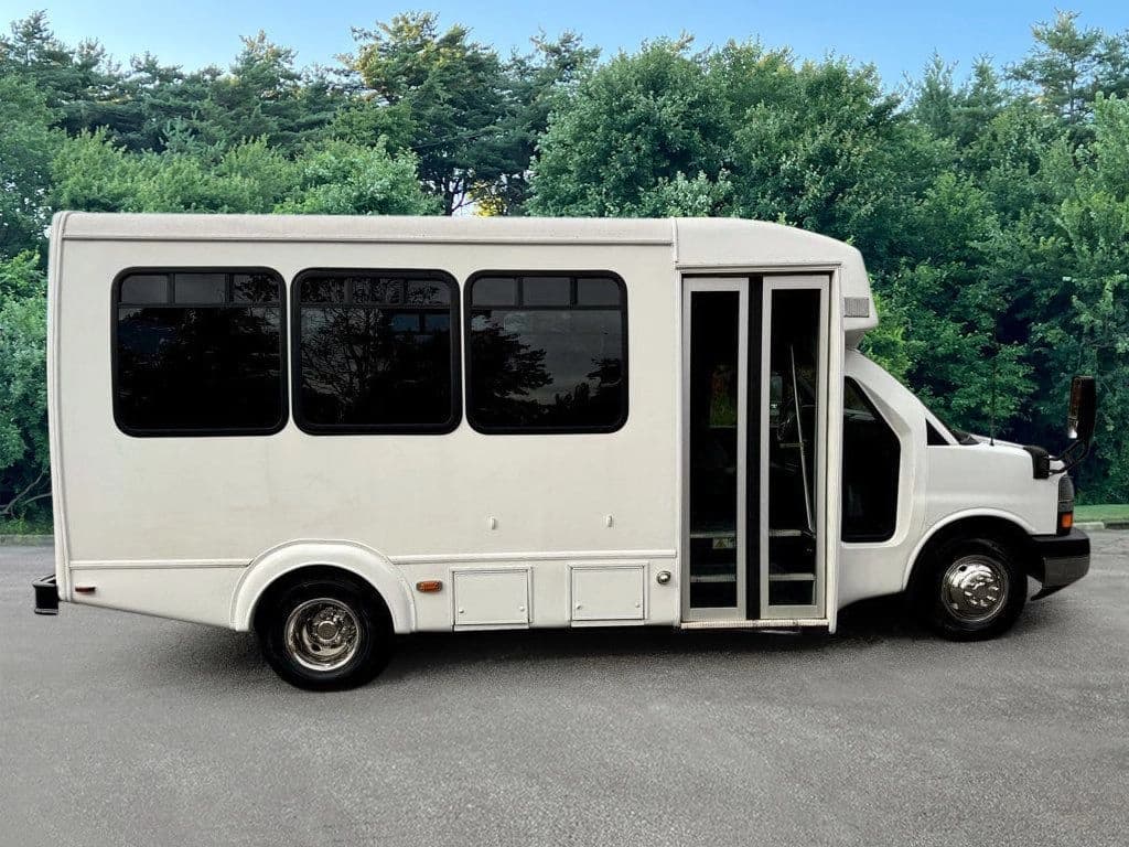 2014 Chevrolet Express 4500 Shuttle Bus - Image 11