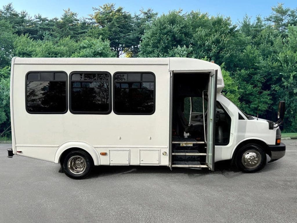 2014 Chevrolet Express 4500 Shuttle Bus - Image 12