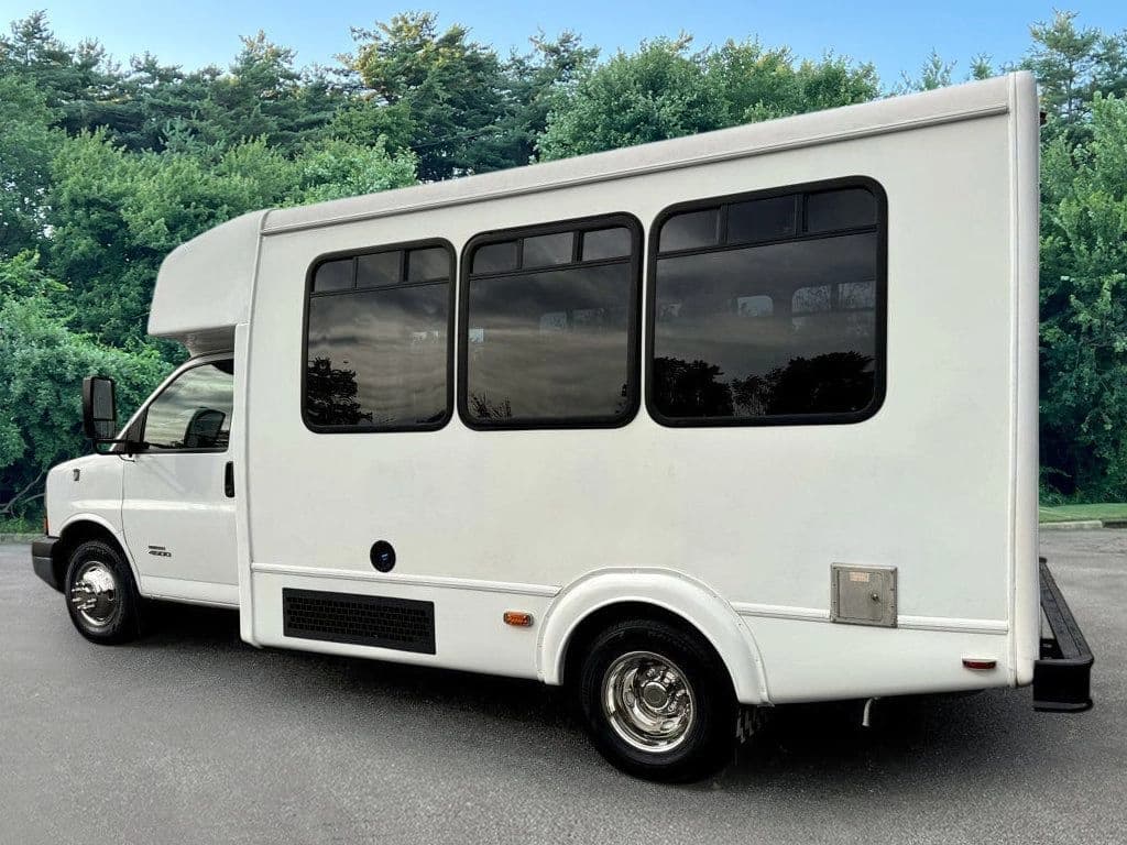 2014 Chevrolet Express 4500 Shuttle Bus - Image 4