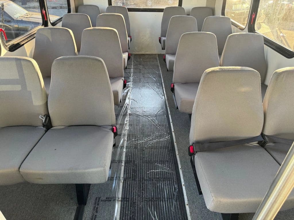 2014 Chevrolet Express 4500 Shuttle Bus - Image 5