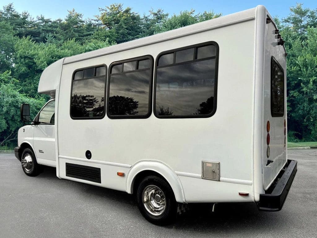 2014 Chevrolet Express 4500 Shuttle Bus - Image 7