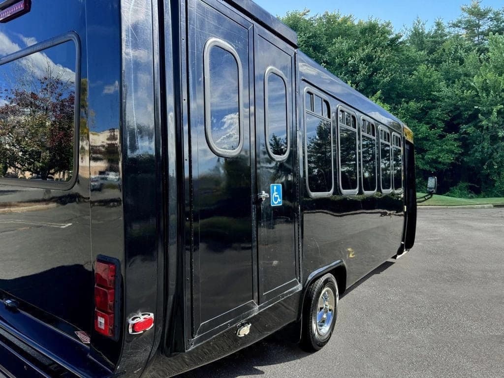 2013 Ford E-450 Wheelchair Shuttle Bus - Image 10