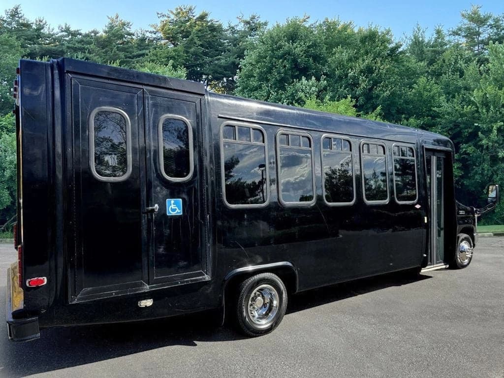 2013 Ford E-450 Wheelchair Shuttle Bus - Image 11