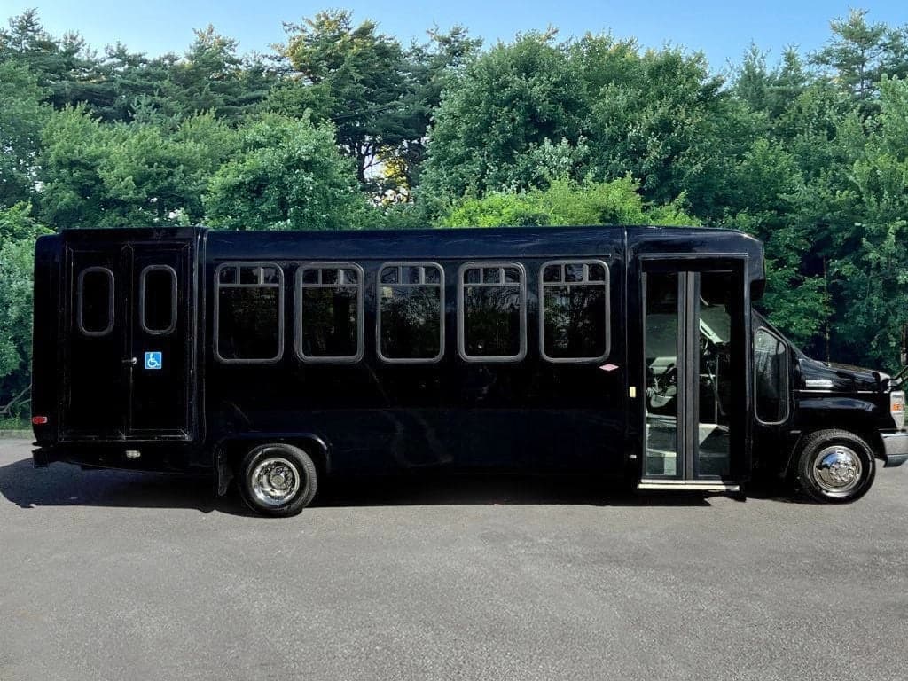 2013 Ford E-450 Wheelchair Shuttle Bus - Image 12