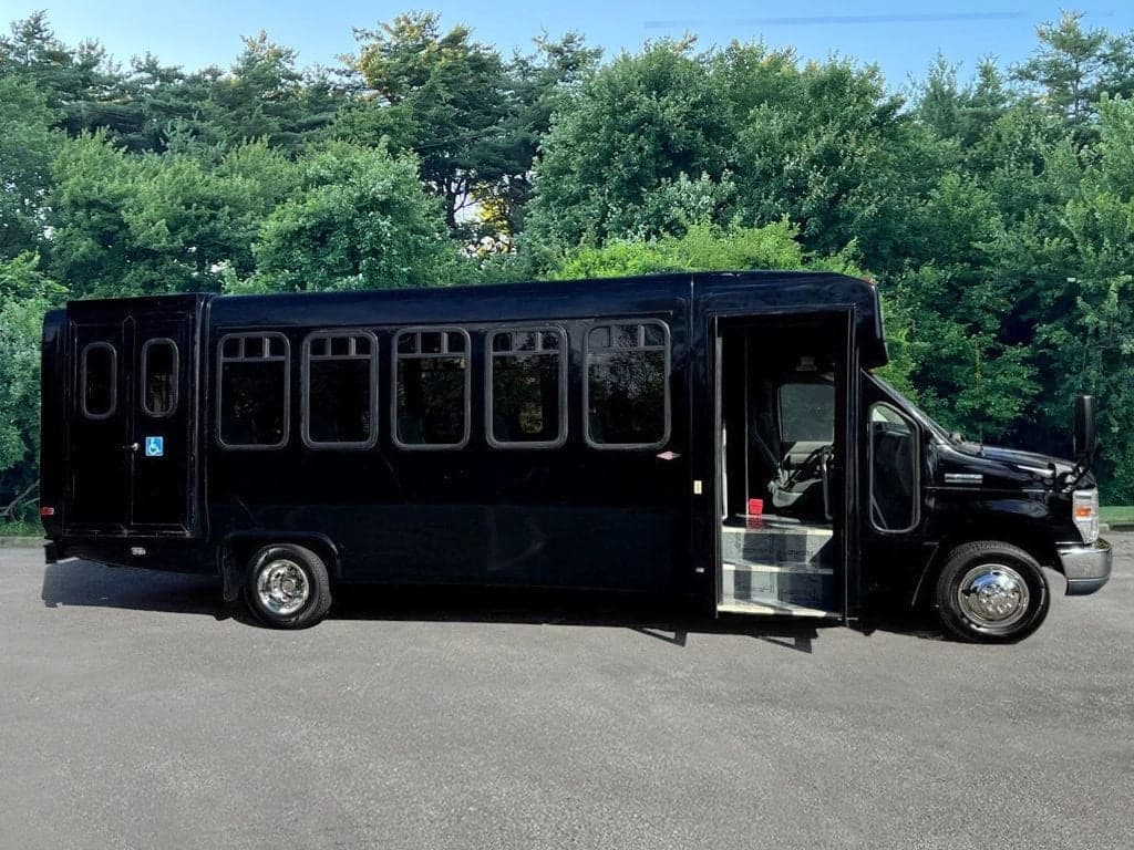 2013 Ford E-450 Wheelchair Shuttle Bus - Image 13