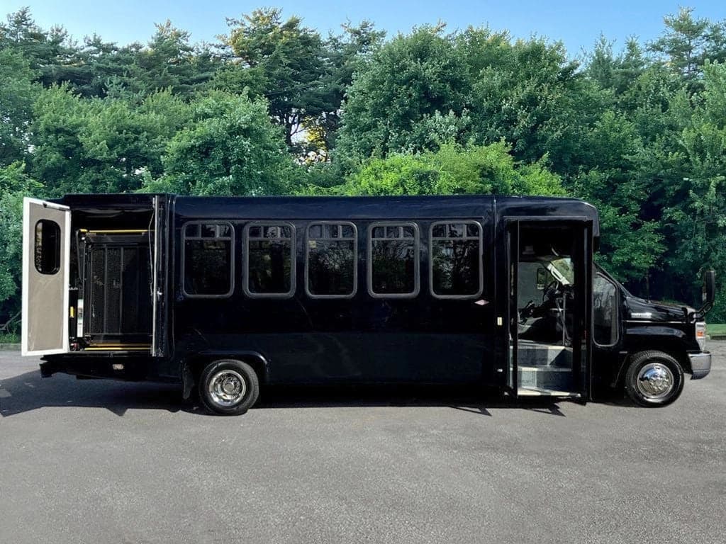 2013 Ford E-450 Wheelchair Shuttle Bus - Image 14