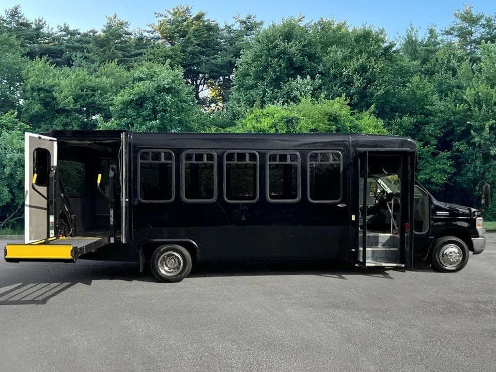 2013 Ford E-450 Wheelchair Shuttle Bus - Image 15