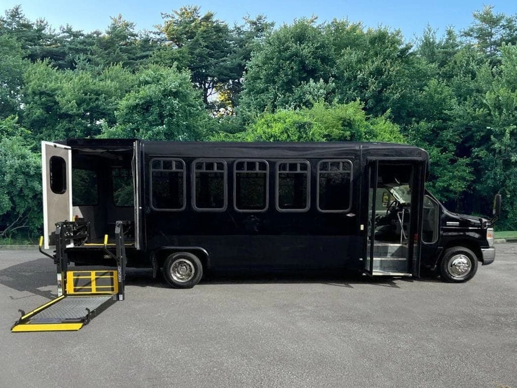 2013 Ford E-450 Wheelchair Shuttle Bus - Image 16
