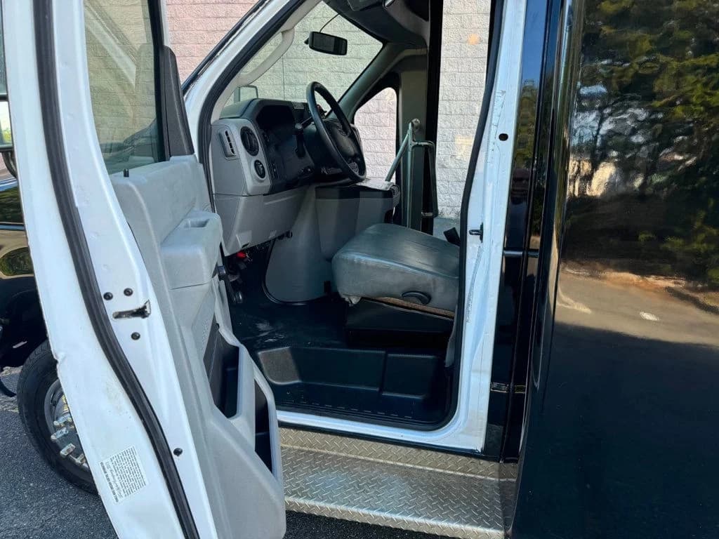 2013 Ford E-450 Wheelchair Shuttle Bus - Image 20