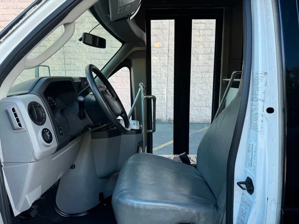 2013 Ford E-450 Wheelchair Shuttle Bus - Image 21