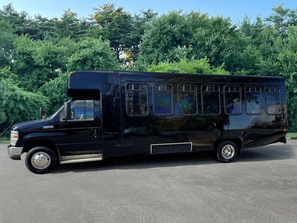 2013 Ford E-450 Wheelchair Shuttle Bus - Image 3