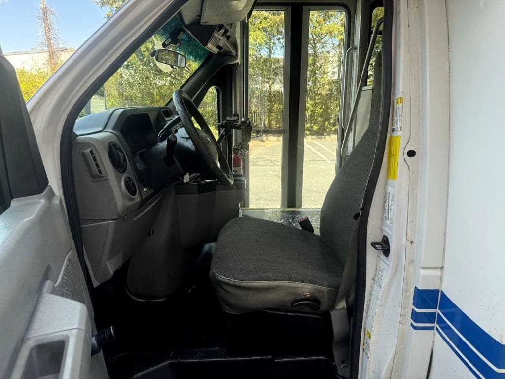 2014 Ford E-350 Wheelchair Shuttle Bus - Image 21
