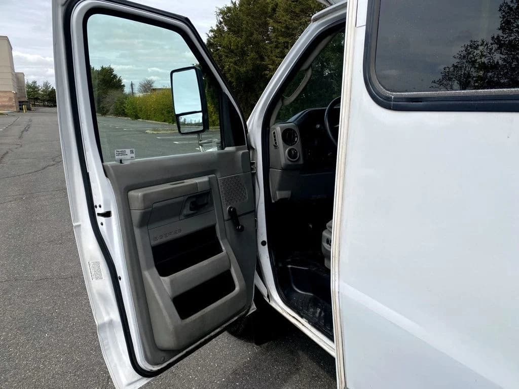 2014 Ford E-350 Wheelchair Shuttle Bus - Image 19