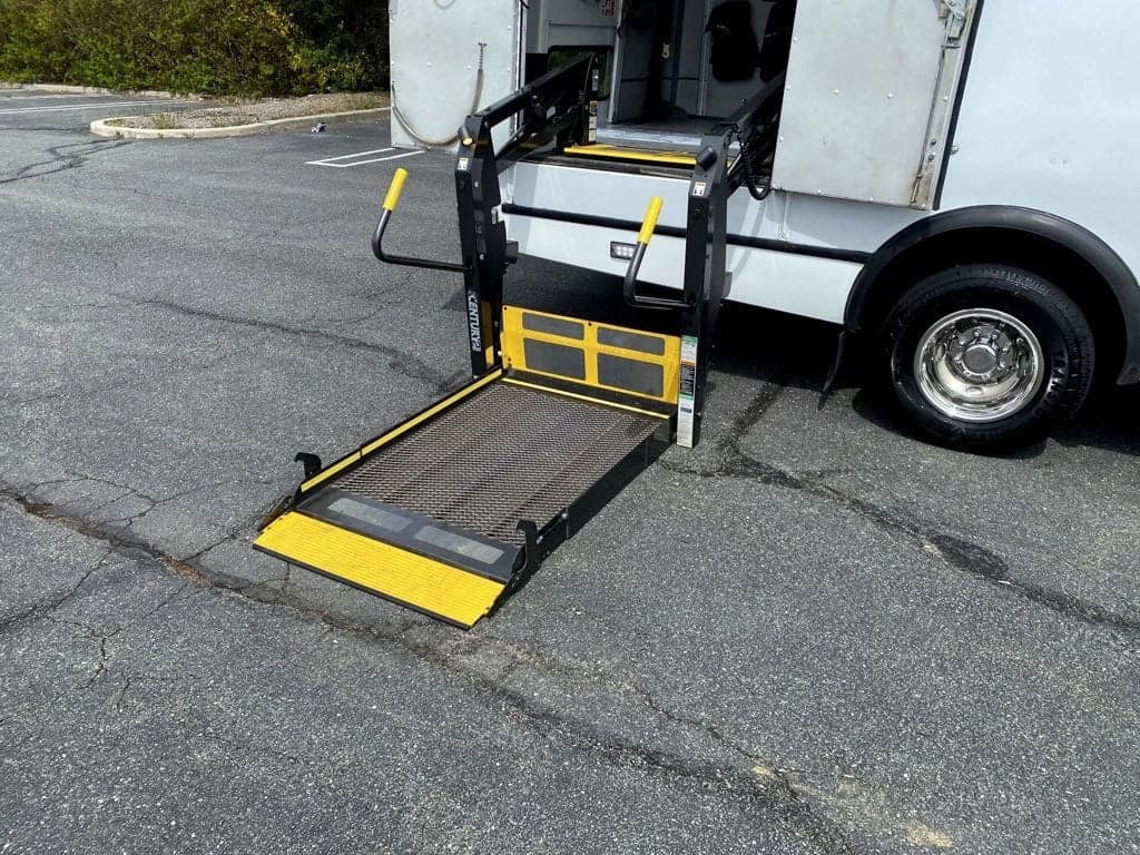 2014 Ford E-350 Wheelchair Shuttle Bus - Image 9