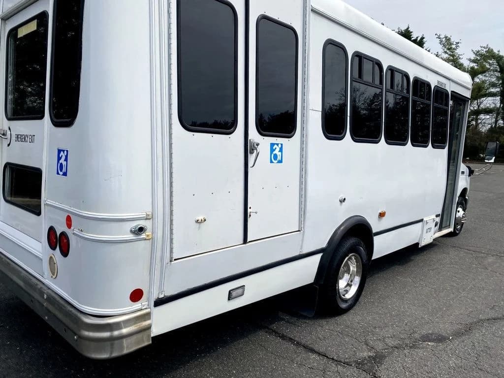 2014 Ford E-350 Wheelchair Shuttle Bus - Image 11