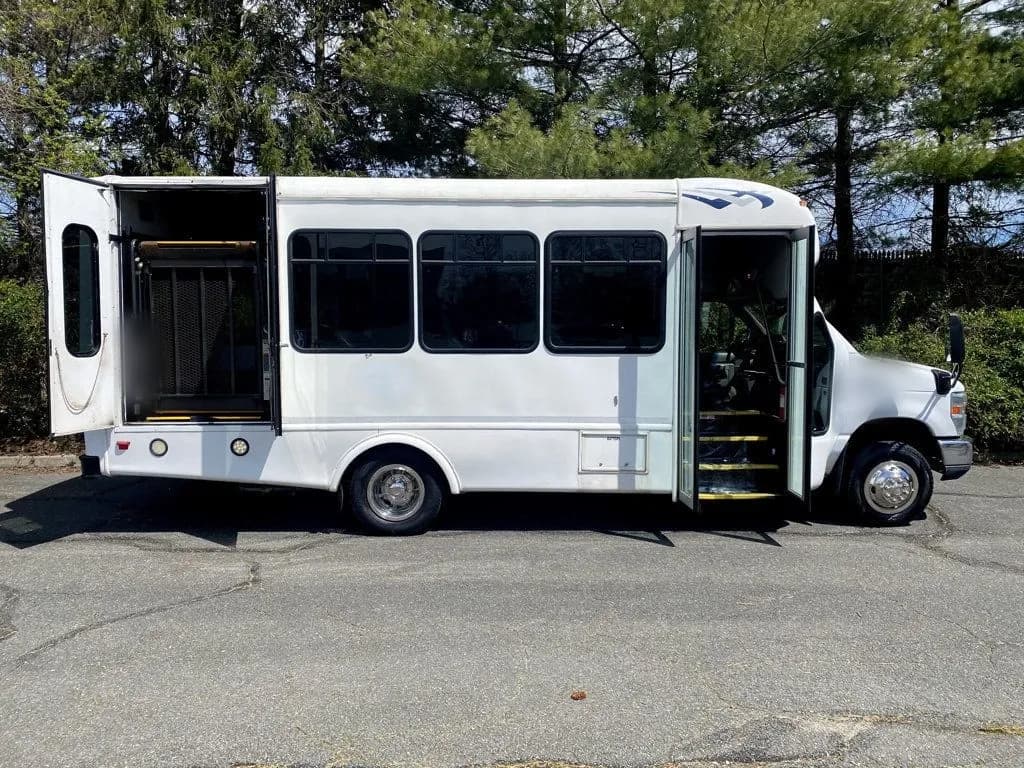 2014 Ford E-350 Wheelchair Shuttle Bus - Image 12