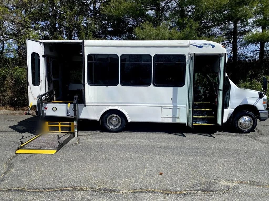 2014 Ford E-350 Wheelchair Shuttle Bus - Image 14
