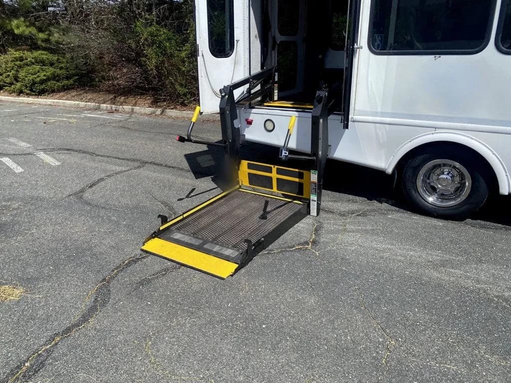 2014 Ford E-350 Wheelchair Shuttle Bus - Image 15