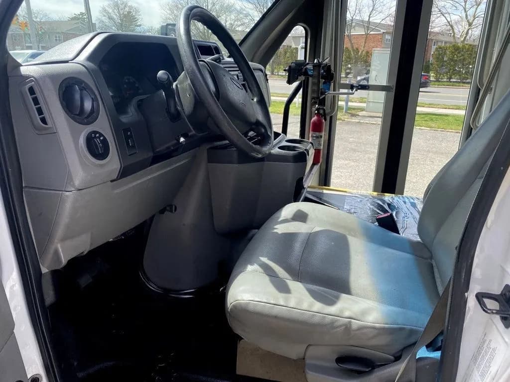2014 Ford E-350 Wheelchair Shuttle Bus - Image 21