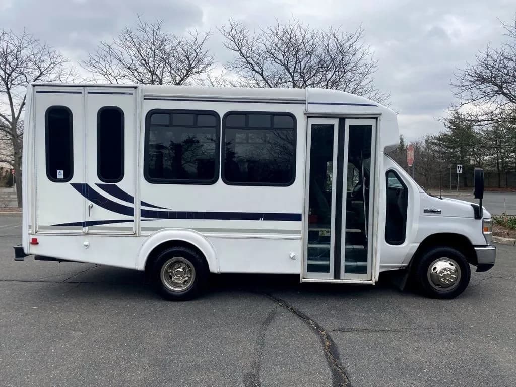 2015 Ford E-350 Wheelchair Shuttle Bus - Image 4