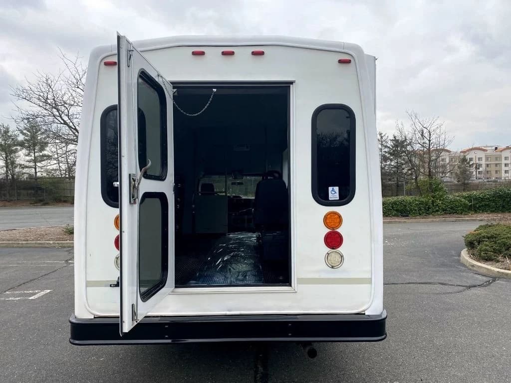 2015 Ford E-350 Wheelchair Shuttle Bus - Image 13
