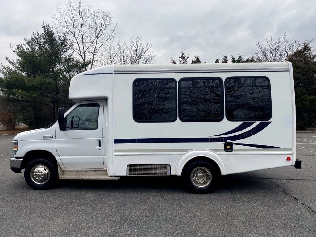 2015 Ford E-350 Wheelchair Shuttle Bus - Image 15