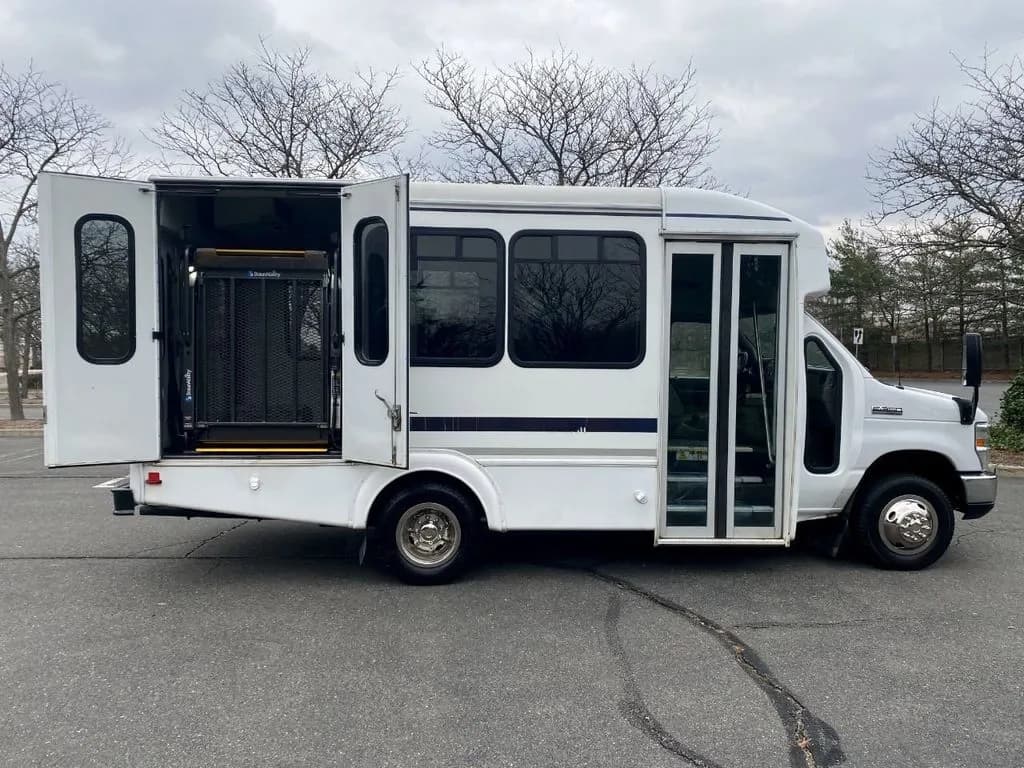 2015 Ford E-350 Wheelchair Shuttle Bus - Image 6