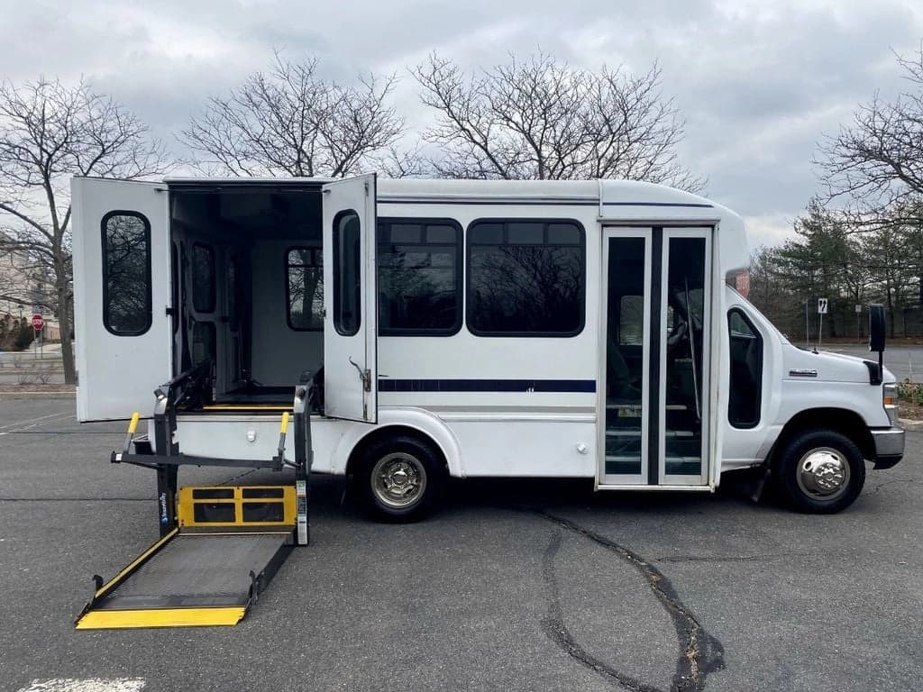2015 Ford E-350 Wheelchair Shuttle Bus - Image 9