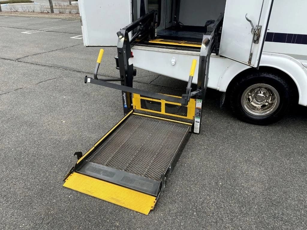 2015 Ford E-350 Wheelchair Shuttle Bus - Image 10