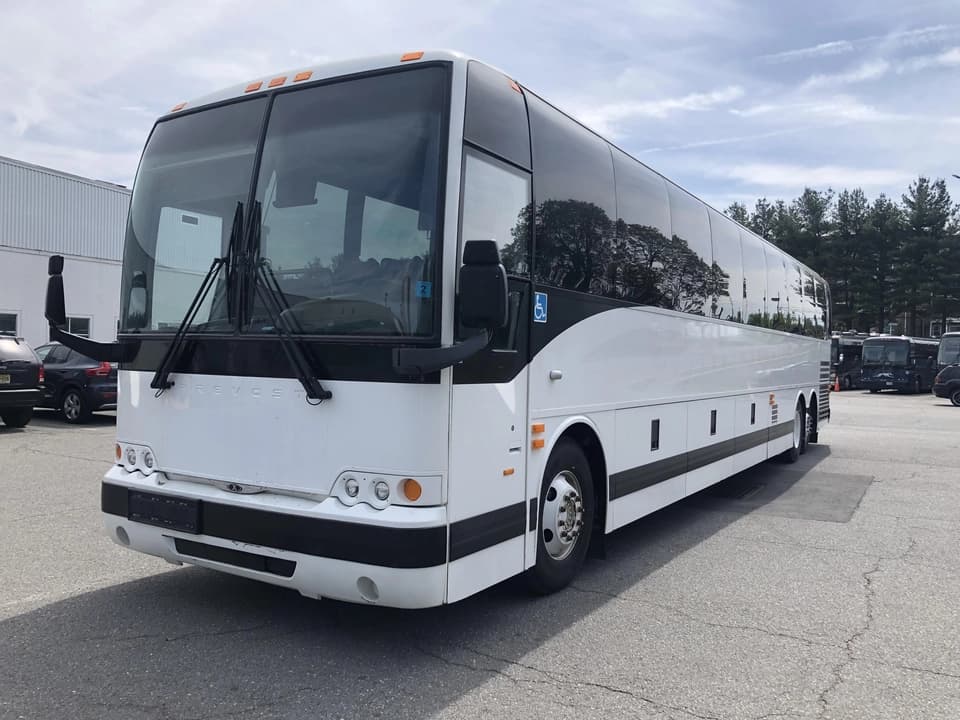 2015 Prevost X3-45 Coach - Image 2