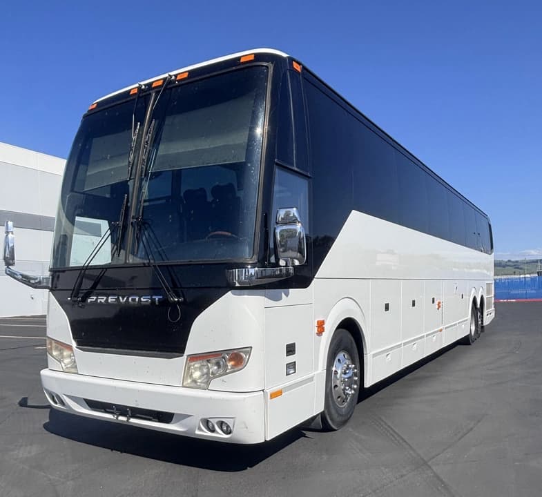 2017 Prevost H3-45 Coach - Image 2
