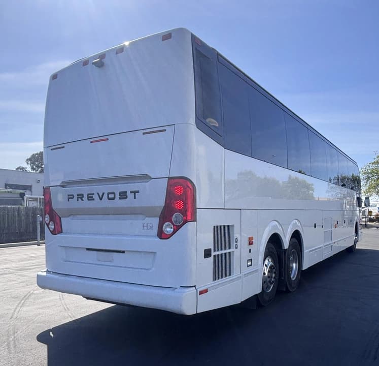 2017 Prevost H3-45 Coach - Image 3