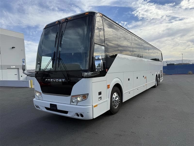 2016 Prevost H3-45 Coach - Image 2