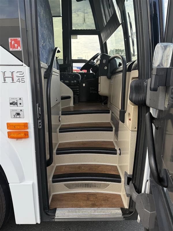 2016 Prevost H3-45 Coach - Image 6